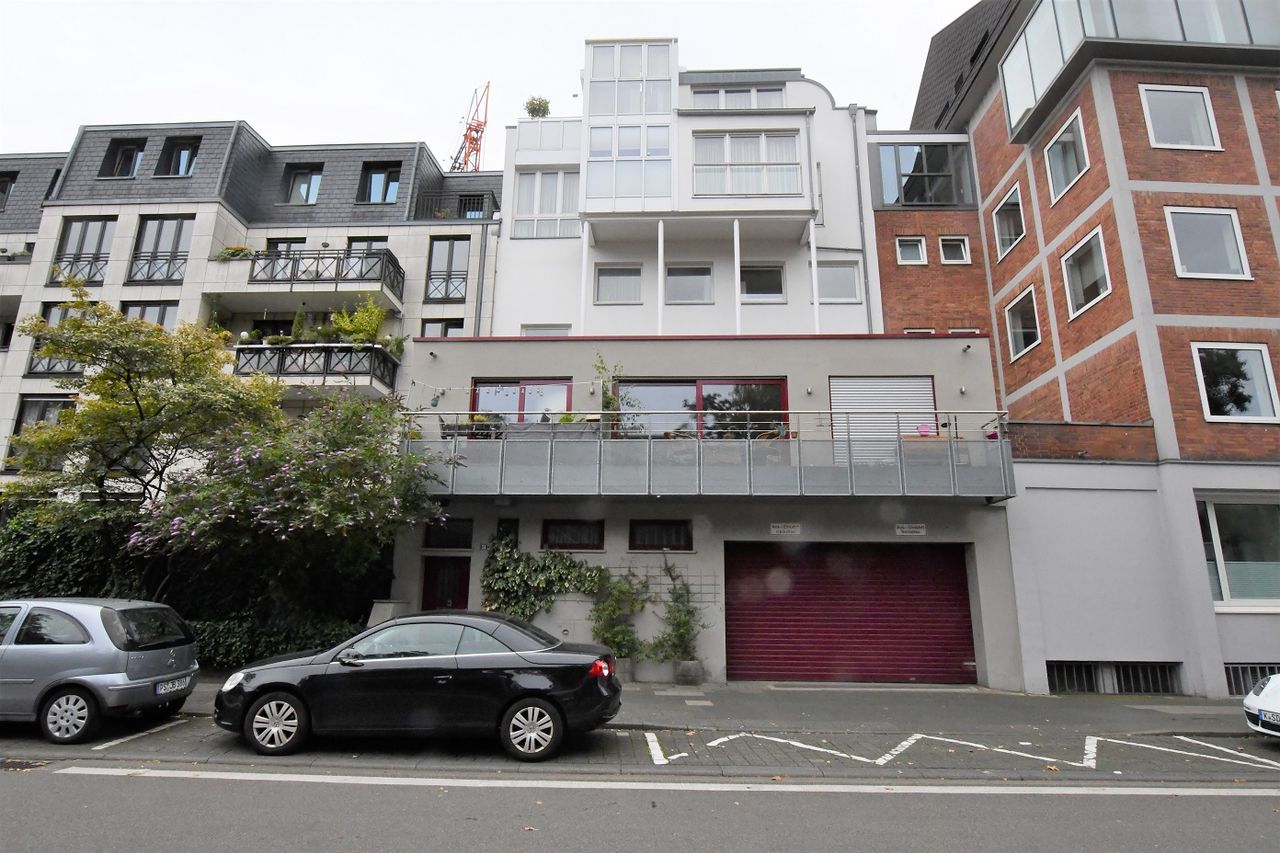 Strassenansicht mit Garage